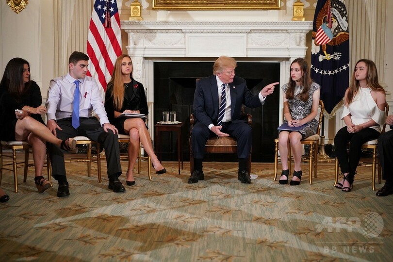 トランプ氏、乱射犠牲者の同級生らと面会 教員の銃携帯検討へ