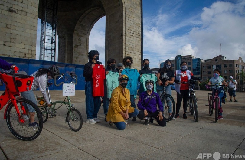 アフガン難民女性、歓迎パレード参加 自転車で行進 メキシコ
