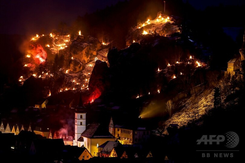 伝統的なかがり火で公現祭祝う、ドイツ