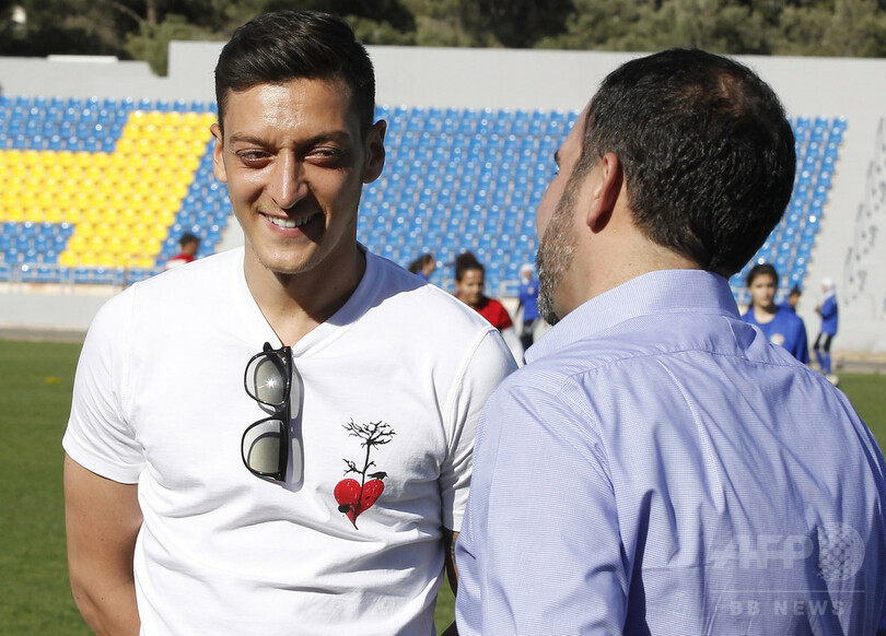 ドイツ代表エジル、シリア難民キャンプを訪問