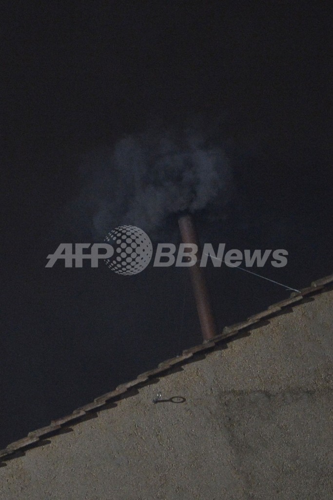 コンクラーベ、1回目投票で新法王決まらず 黒い煙