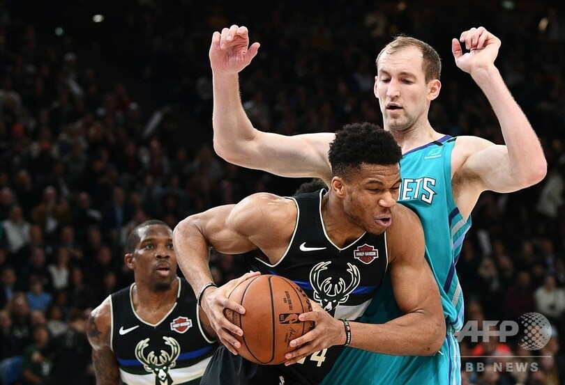 フランスでNBA初開催、バックスがアデトクンポの活躍で勝利