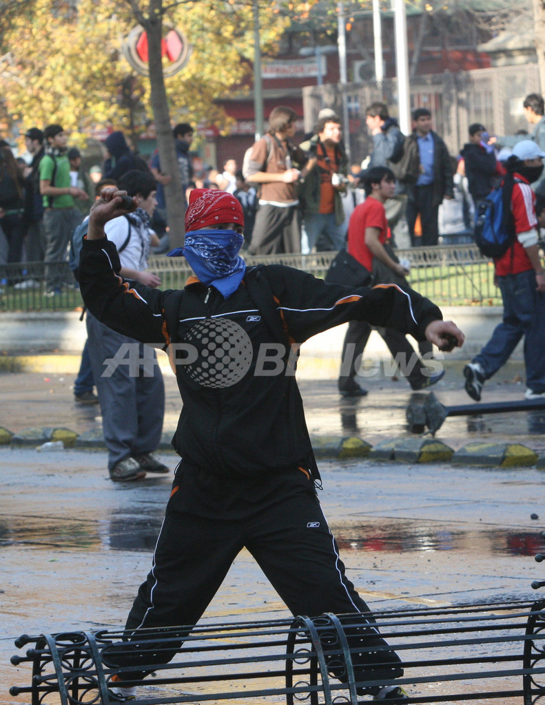 過去30年間で最大、首都で教育改革求める大規模デモ - チリ