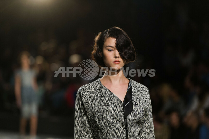 ＜13/14春夏サンパウロ・コレクション＞エリン・ヘザートンがランウェイに登場