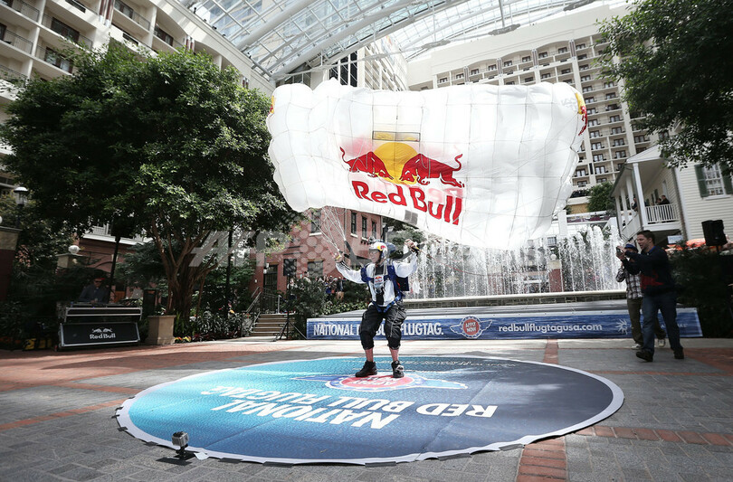 初の屋内ベースジャンプに成功、米ホテルの吹き抜けで