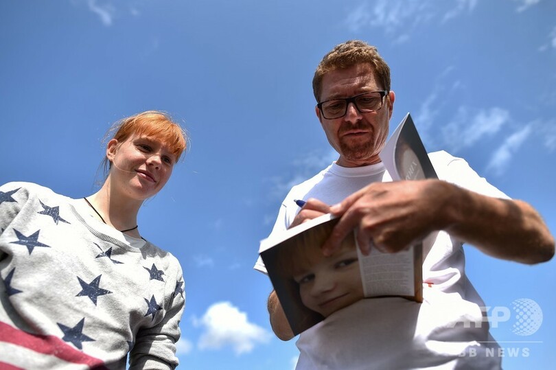 赤毛の人1200人が大集合、仏西部で「レッドラブ」開催