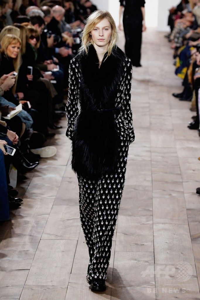 オーバーサイズのファーコートで見せるエレガンス、「マイケル・コース コレクション」15/16年秋冬