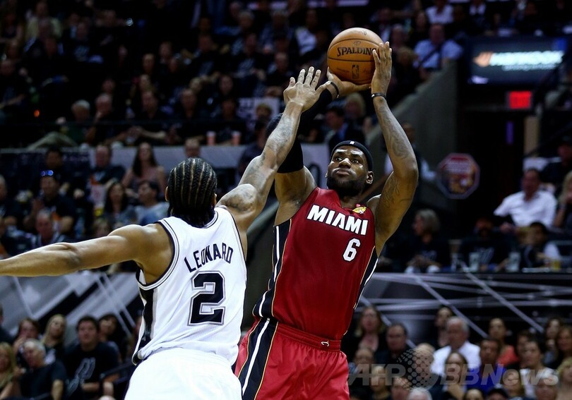 スパーズが暑さにめげずヒートに先勝、NBAファイナル
