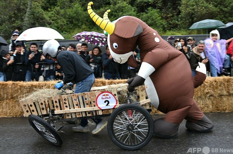 ドラゴンにミシンも出走 南米コロンビアで手作りカートレース