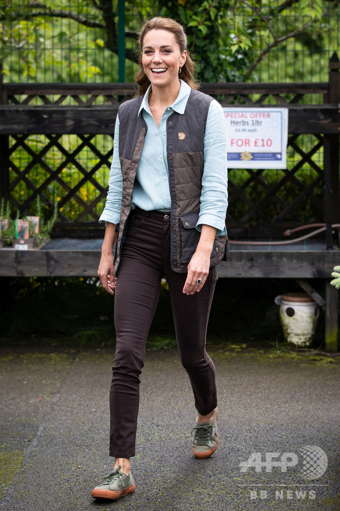 英王子夫妻、個人事業主ら訪問 コロナ受け国民と直接対話