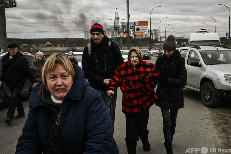 がれきと遺体の間を走り西へ ある一家の避難 ウクライナ