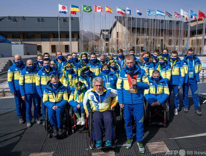 ウクライナ・パラ選手団、涙でロシアに抗議 平和呼び掛け