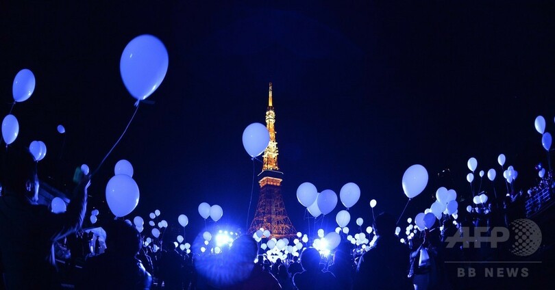 風船1000個が夜空舞う、東京タワー前で新年のカウントダウン