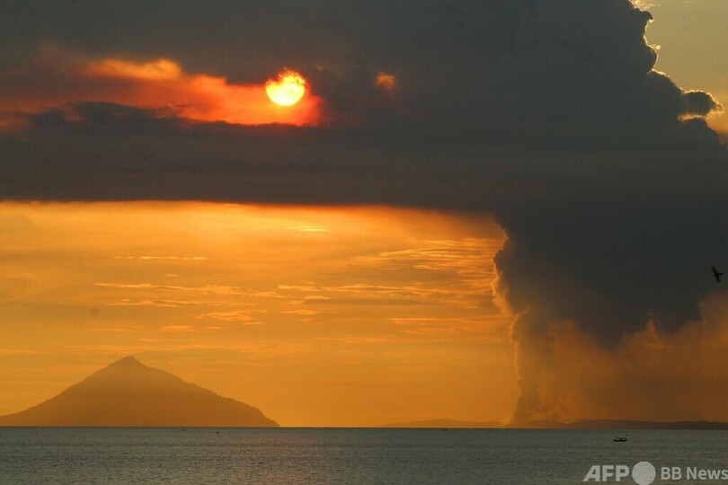 アナック・クラカタウ山が噴火、警戒強化 インドネシア