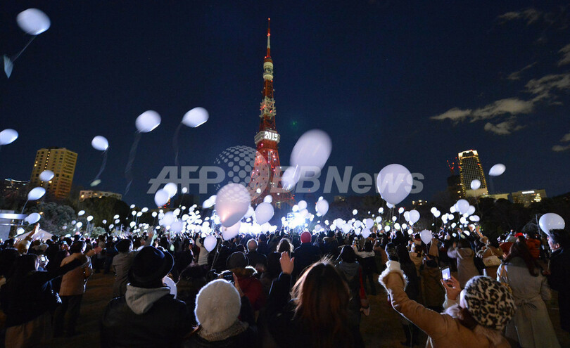 東京タワーでも新年のお祝い、願いを込めて1000個の風船を空へ