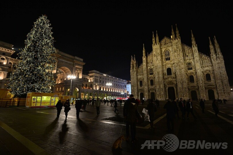 大聖堂前広場を彩るクリスマスツリー、伊ミラノ