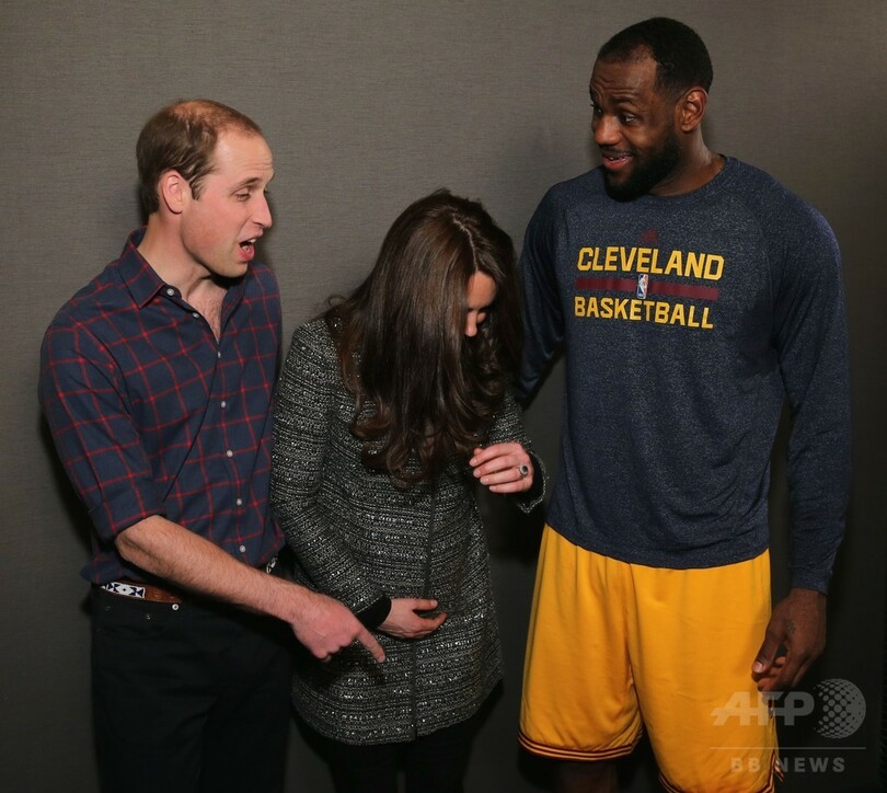 NBA観戦の英王子夫妻がレブロンと記念撮影