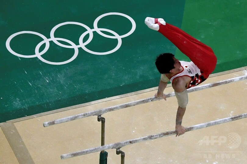体操男子日本は団体予選4位、鉄棒落下の内村は個人総合2位につける