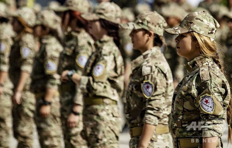 シリア民兵組織の女性兵ら、士官学校の卒業式に出席