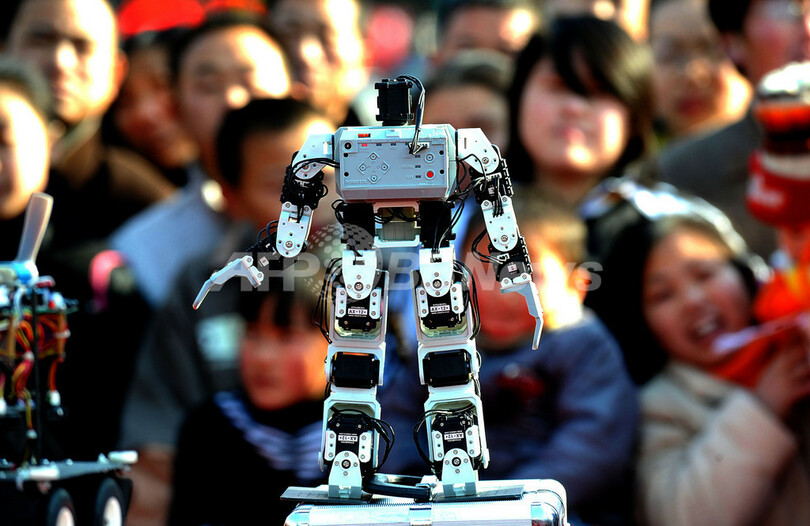 新年の中国、ロボットに夢中の子どもたち