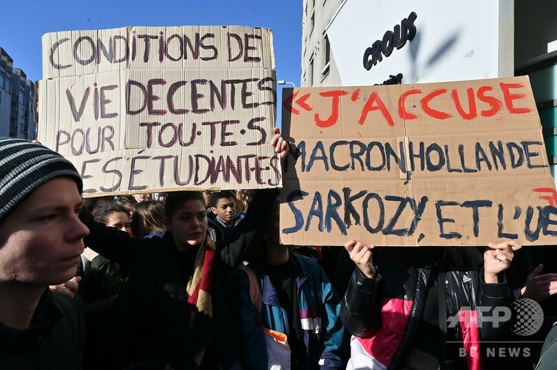 仏大学で苦学生が焼身自殺図る、世論はマクロン政権に怒り