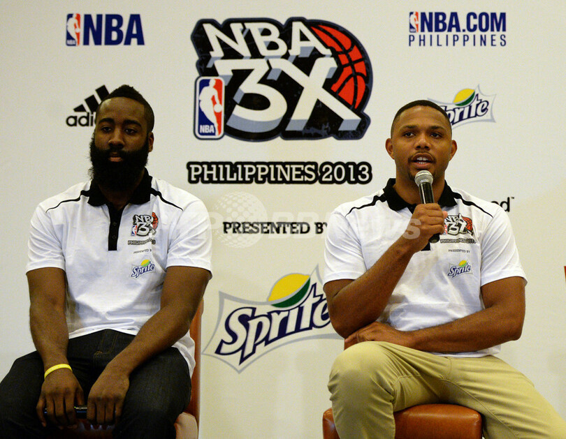 美女と野獣？NBAプロモーションイベントでの一幕