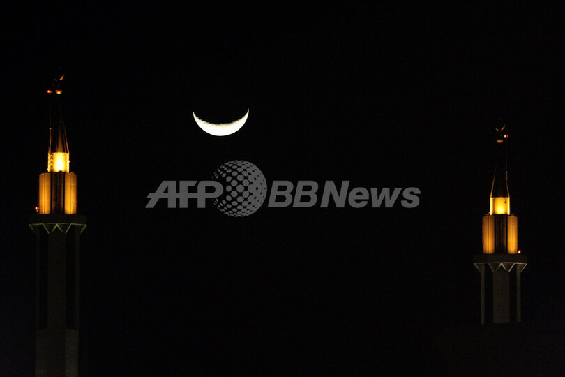 モスクの尖塔に浮かぶサウジアラビアの三日月