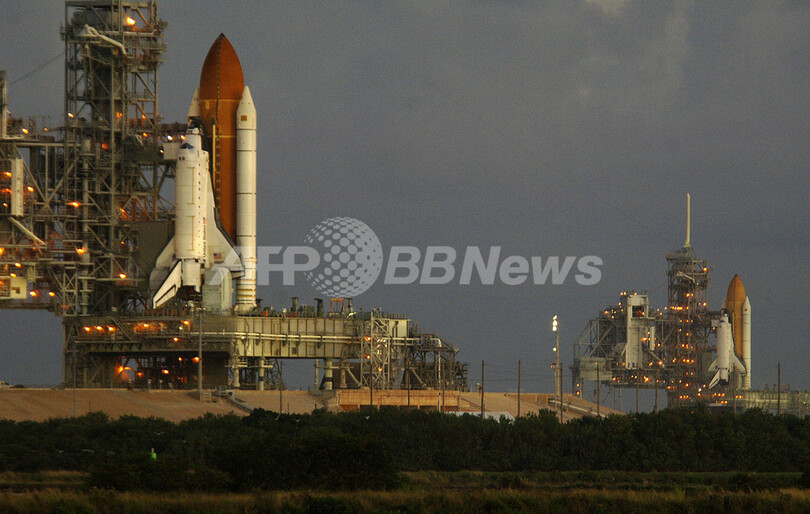 スペースシャトル2機、並んで発射台にお目見え