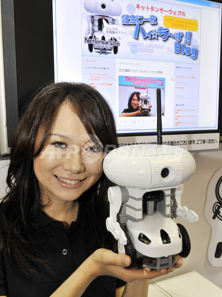 トミーの世界最小2足歩行ロボット「Robo-Q」、ロボット博覧会に登場