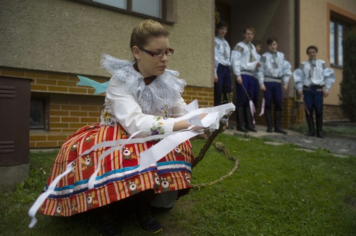 イースターの伝統行事で少女に「むち打ち」、チェコ 写真11枚