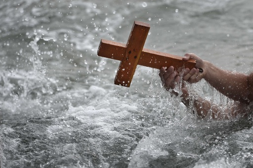 十字架めがけて海へ、ギリシャ正教の公現祭 写真15枚 国際ニュース