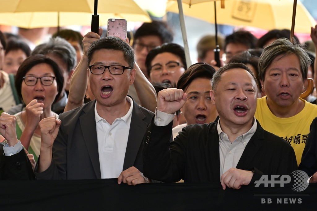 香港、「雨傘運動」デモ発起人に禁錮1年4月の実刑判決 香港、「雨傘運動」デモ発起人に禁錮1年4月の実刑判決
