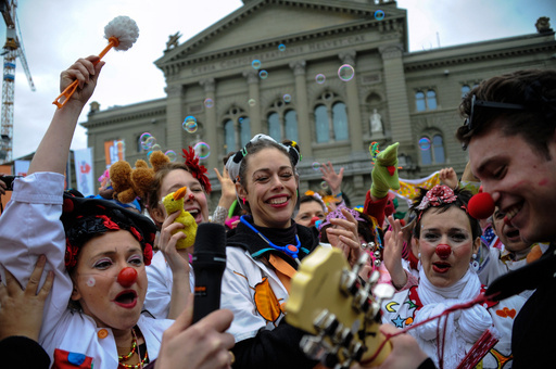 ピエロのお医者さん200人、スイスに大集合 写真20枚 国際ニュース