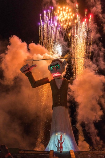 米ニューメキシコの祭り「ゾゾブラ」、燃える巨大人形 写真16枚 国際