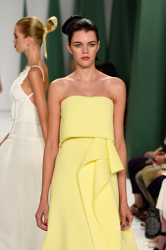 エレガントなフラワープリントをグラフィカルに、「キャロリーナ・ヘレラ」15年春夏