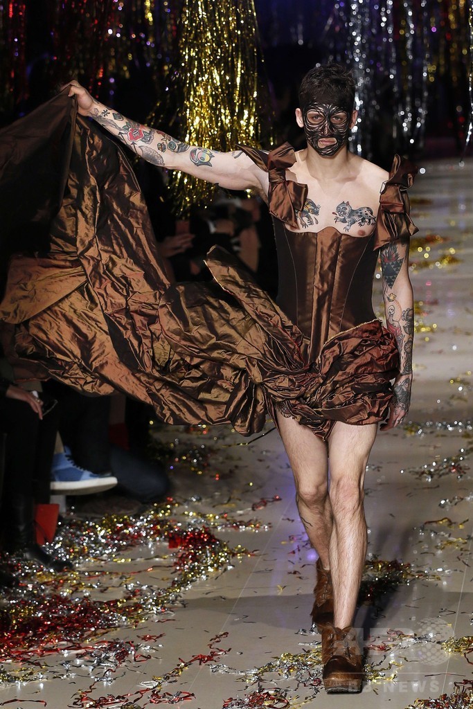 「ユニセックス」にまとう服、「ヴィヴィアン・ウエストウッド ゴールドレーベル」15/16秋冬