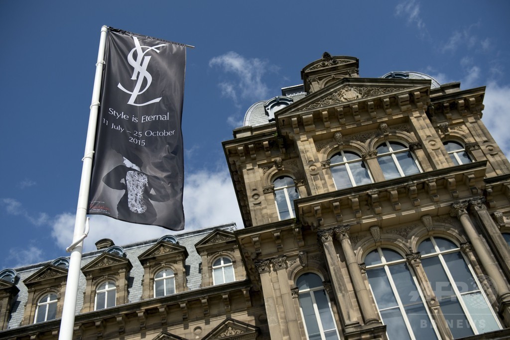 イヴ・サンローラン回顧展、英バウズ博物館で開催