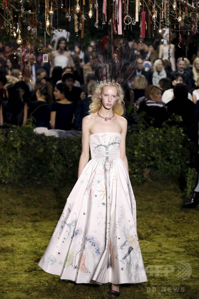 キウリによる初の「ディオール」オートクチュール、ファッション界から称賛