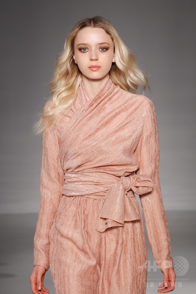 膝下丈のスカートでエレガントに、「ジル・スチュアート」15年春夏