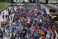 米イリノイ州シカゴで、反暴力を訴えダン・ライアン高速道路上を行進するデモ参加者ら（2018年7月7日撮影）。(c)AFP PHOTO / JIM YOUNG