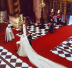英ロンドンのセントポール大聖堂で結婚式を挙げるチャールズ皇太子とダイアナ妃（1981年7月29日撮影）。(c)STR / AFP