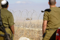 パレスチナ自治区ヨルダン川西岸（West Bank）のヘブロン（Hebron）近郊で、墜落したイスラエル空軍の戦闘機の残がいを捜索する同軍のヘリコプターと、それを見守るイスラエル軍兵士ら（2009年9月13日撮影）。(c)AFP/DAVID BUIMOVITCH