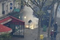 仏パリで行われた労働法改正案への抗議デモで、発煙弾から身を守る警官（2016年4月28日撮影）。(c)AFP/DOMINIQUE FAGET