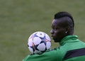欧州チャンピオンズリーグ（UEFA Champions League 2013-14）決勝トーナメント1回戦第2戦を控え、ビセンテ・カルデロン・スタジアム（Vicente Calderon Stadium）で行われた練習に臨むACミラン（AC Milan）のマリオ･バロテッリ（Mario Barwauh Balotelli、2014年3月10日撮影）。(c)AFP/ PIERRE-PHILIPPE MARCOU
