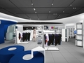 2月28日にオープンしたアシックスのランニング関連商品を取り揃えた直営店「アシックスストア原宿（ASICS STORE HARAJUKU）」の内観。（c）ASICS