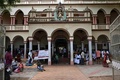 インド南部タミルナド州マドゥライで、アラビンド眼科病院が行った出張診療の検査会場（2021年9月26日撮影）。(c)Arun SANKAR / AFP