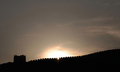 北京（Beijing）北部の八達嶺（Badaling）にある「万里の長城（Great Wall）」に昇る朝日（2010年9月24日撮影）。(c)AFP/Frederic J. BROWN