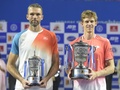男子テニス、マハラシュトラ・オープン、シングルス決勝。トロフィーを手にポーズをとるイボ・カルロビッチ（左）とケビン・アンダーソン（2019年1月5日撮影）。(c)STR / AFP