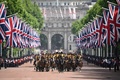 英ロンドンで、エリザベス女王の在位70年祝賀行事の一環として行われた「軍旗分列行進式」（2022年6月2日撮影）。(c)Yui Mok / POOL / AFP