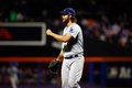 15MLBプレーオフ、ナ・リーグ地区シリーズ（5回戦制）、ニューヨーク・メッツ対ロサンゼルス・ドジャース。7回を抑えきりガッツポーズを見せるロサンゼルス・ドジャースのクレイトン・カーショウ（2015年10月13日撮影）。(c)AFP/Getty Images/Mike Stobe